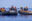 RHIB von SOS Humanity rechts und Schlauchboot mit Geflüchteten links. Retterin hilft den Menschen mit ausgestreckter Hand auf das Schnellboot.