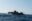 Grünes Schlauchboot auf dem zentralen Mitelmeer, das bei einsetzenden Wellen von derCrew der Humanity 1 mit einem RHIB gerettet wird.