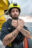 Mann mit Bart und gelben Helm mit gekreuzten Armen und geballten Fäusten an Bord der Humanity 1.