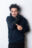 Schauspieler Oliver Mommsen trägt unseren Morsecode-Hoodie in Navy/Gelb