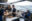 Crewmitglied gibt an Deck Mahlzeiten an die restliche Crew und Gerettete aus.