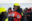 Crewmitglied verteilt Rettungswesten unter den Geretteten.