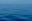 Ruhige Wellen und blauer Himmel
