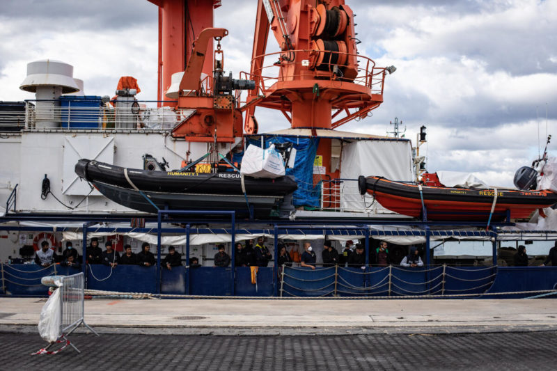 Viele Menschen an Deck der Humaity 1 im Hafen