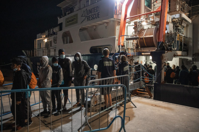 Gerettete verlassen die Humanity 1
