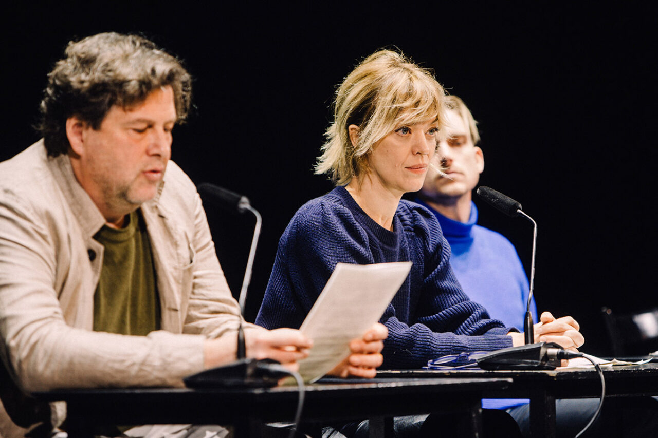 Eindruck von der Lesung Tatort Mittelmeer im Deutschen Theater. Zu sehen sind Hans-Jochen Wagner, Heike Makatsch und Daniel Sträßer