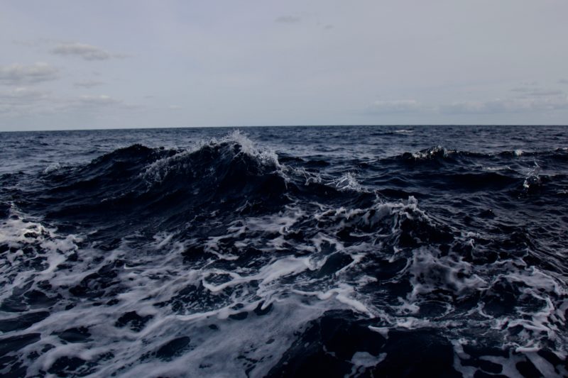 Starke Wellen und dunkles Meer.