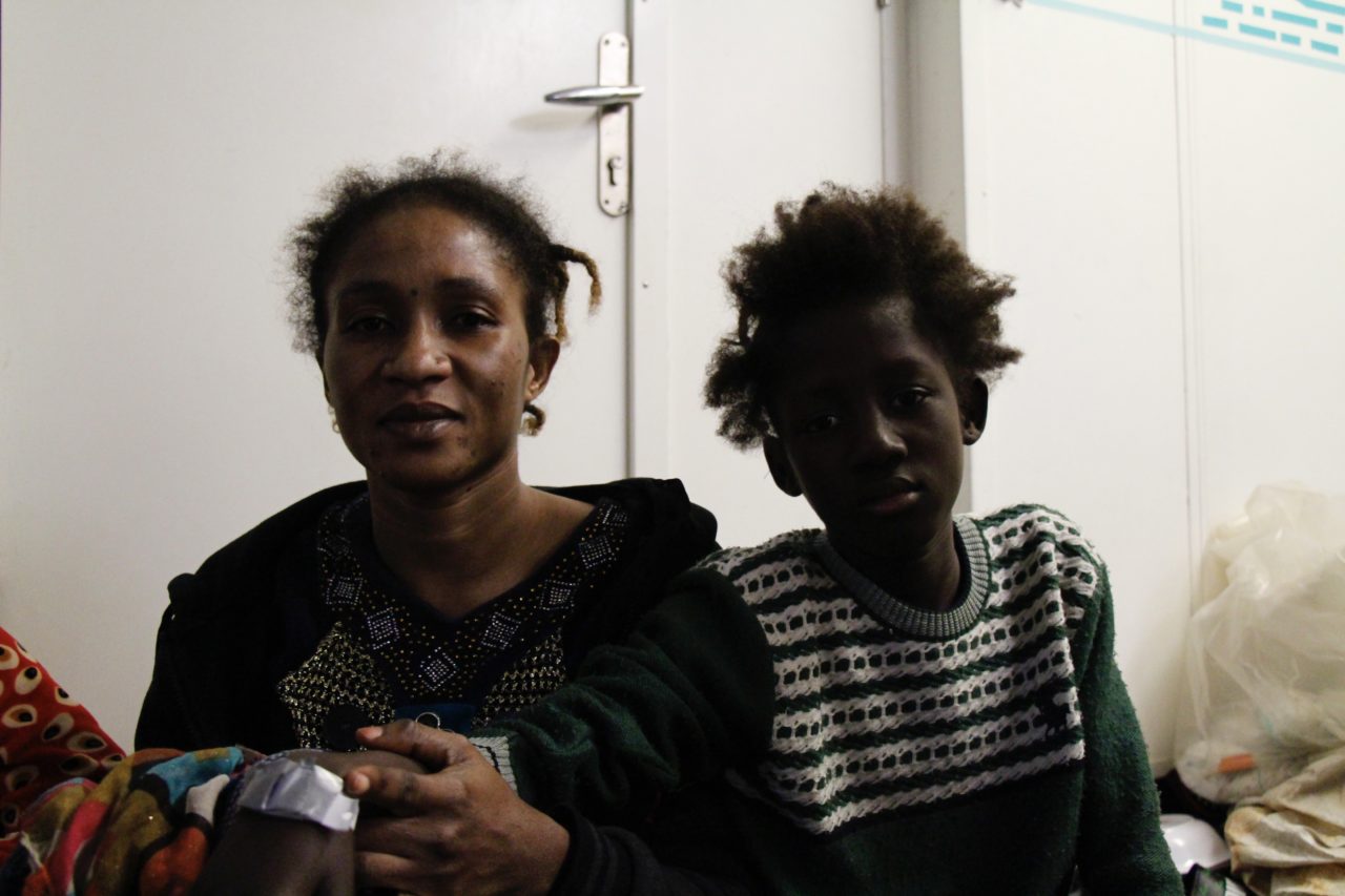 Eine gerettete Frau mit ihrer minderjährigen Tochter im Schutzraum für Frauen und Kinder auf der Humanity 1