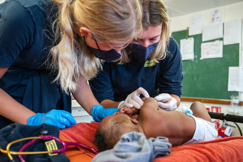 Zwei Crewimitglieder versorgen in der Bordklinik der Humanity 1 ein Baby.