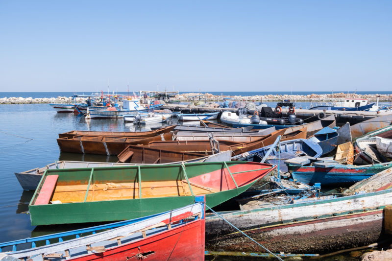 Holzboote aus Libyen und Metallboote aus Tunesien, zurückgeführt von Einheiten der tunesischen Küstenwache im Hafen von El Louza, 40 Kilometer östlich von Sfax.