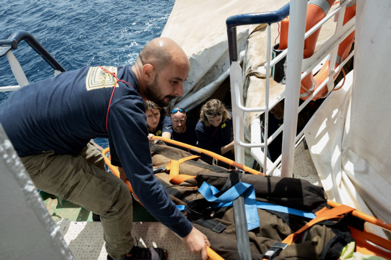 Fares, Cultural Mediator an Bord der Humanity 1 ,bei der Arbeit auf dem Schiff.