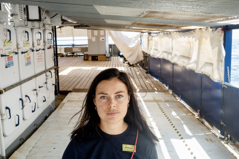 Portrait der Schutzbeauftragten an Bord der Humanity 1 am Deck