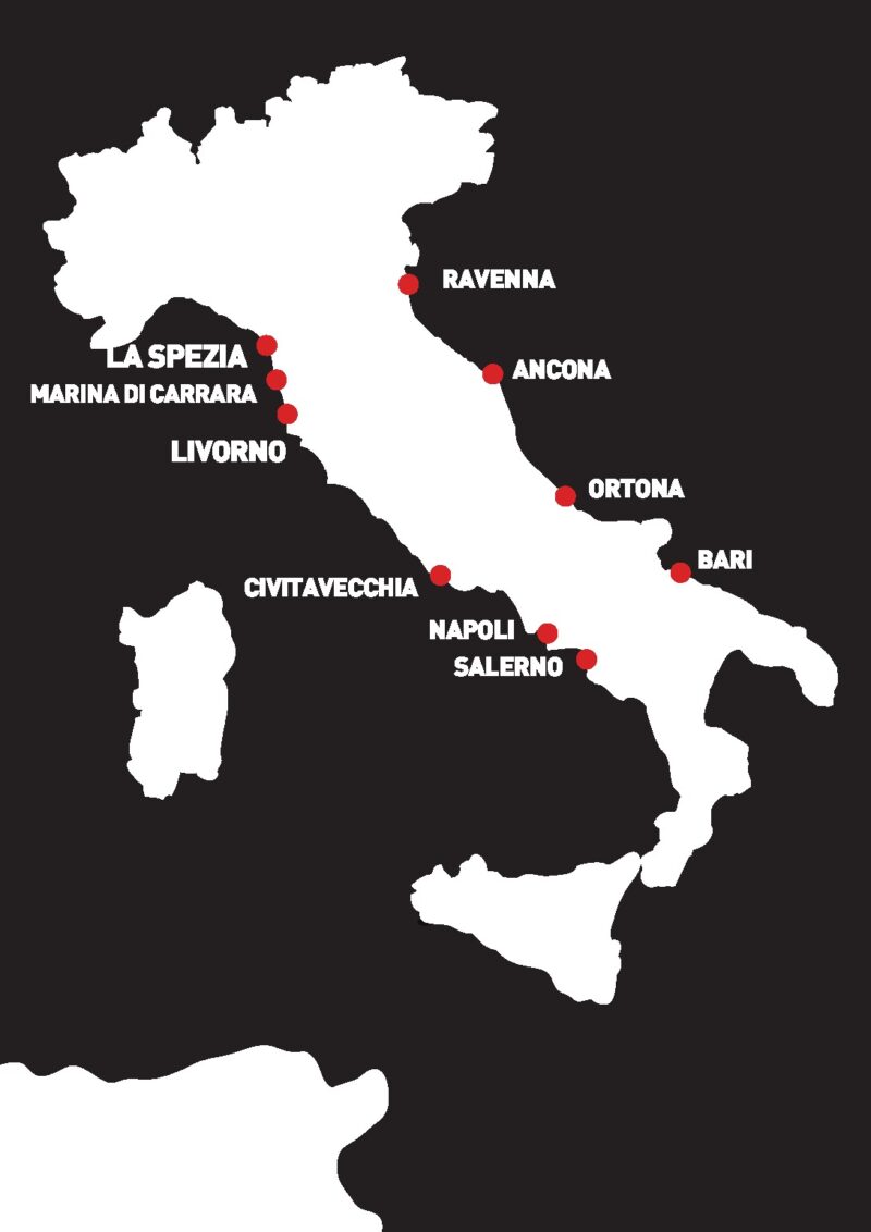 Grafische Landkarte von Italien (weiß auf schwarzem Hintergrund) mit eingezeichneten Häfen.