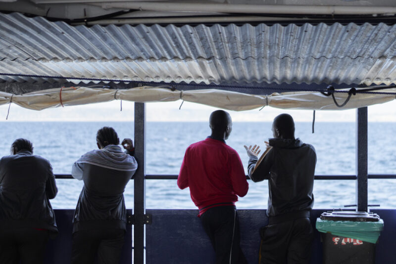 Gerettete an Bord der Humanity 1 von hinten mit Blick aufs Mittelmeer.