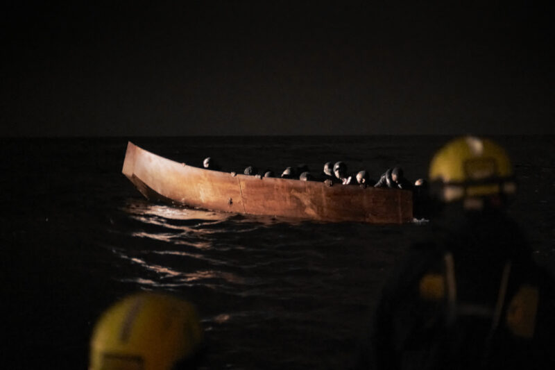 Boot mit schwarzem Hintergrund beleuchtet von der Humanity 1 nachts auf dem Mittelmeer