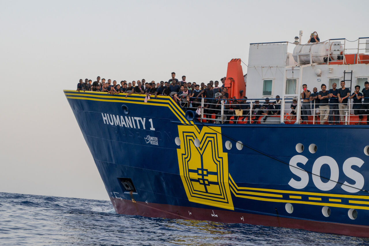 Die Humanity 1 von SOS Humanity (ehemals SOS Mediteranee) auf dem Mittelmeer mit Geretteten an Bord.