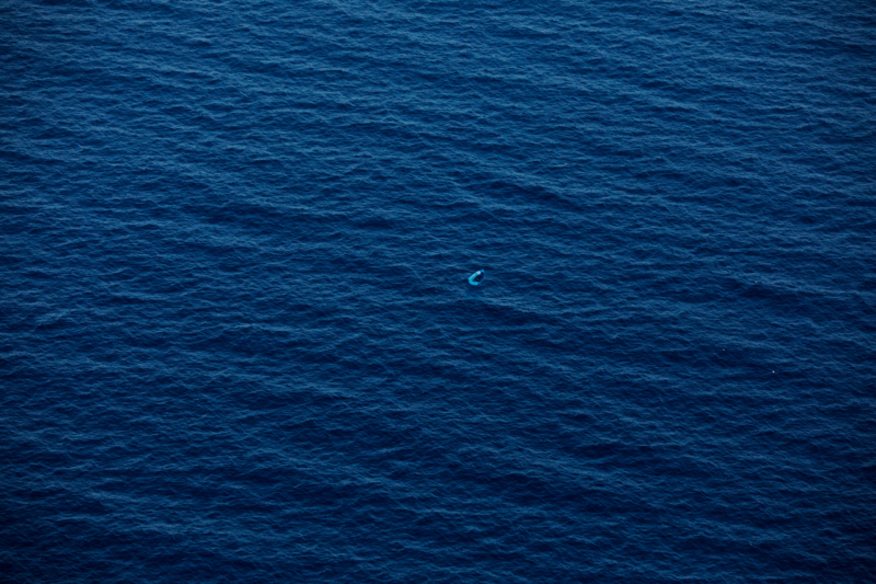 Blaues Meer von oben zur VIsualisierung des Statements, dass wir usammen mit Sea Watch unterzeichnen.