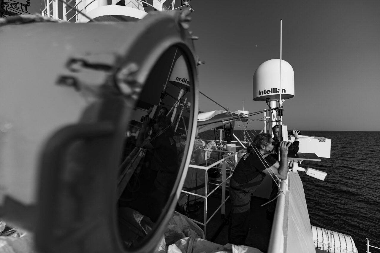 Oberdeck der Humanity 1 in schwarz-weiß.