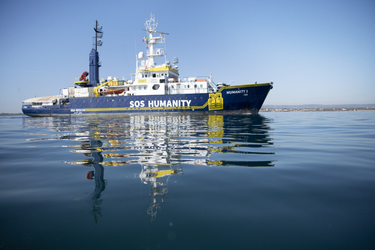 Humanity 1 (Rettungsschiff der NGO SOS Humanity) auf dem Mittelmeer.