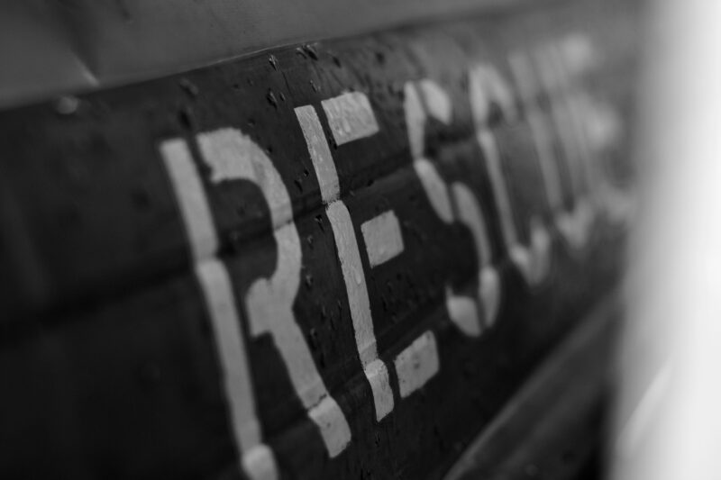 schwarz weiß Nahaufnahme von der Humanity 1 mit dem Schriftzug "Rescue".