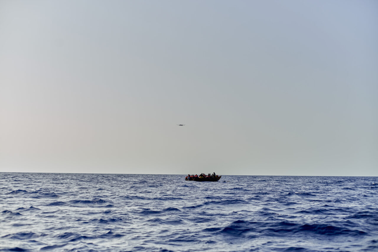Das Mittelmeer und der Horizont mit einem kleinen Boot in der Ferne.