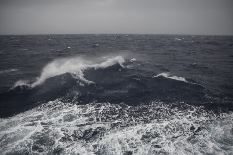 Foto von starkem Wellengang auf dem Mittelmeer.