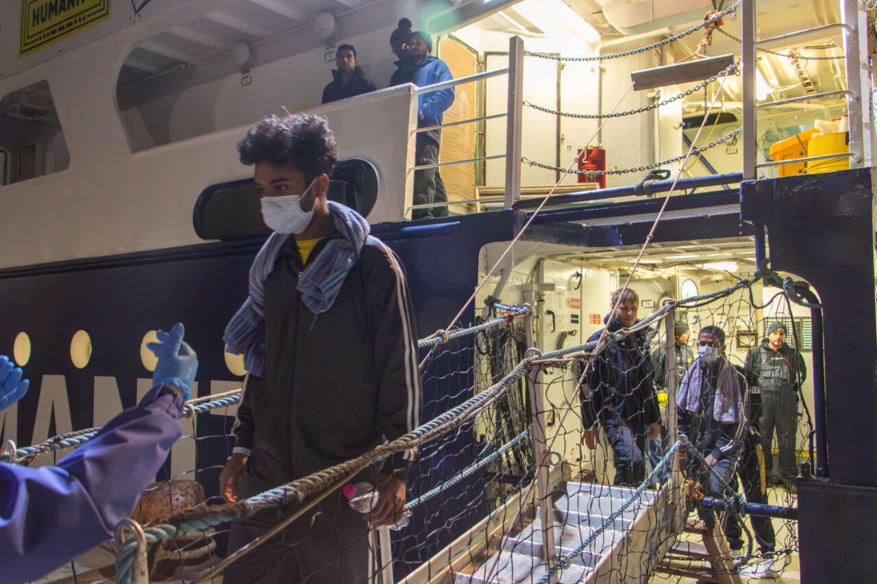 Ausschiffung von 77 Geretteten in Italien vor der Festsetzung der humanity 1.