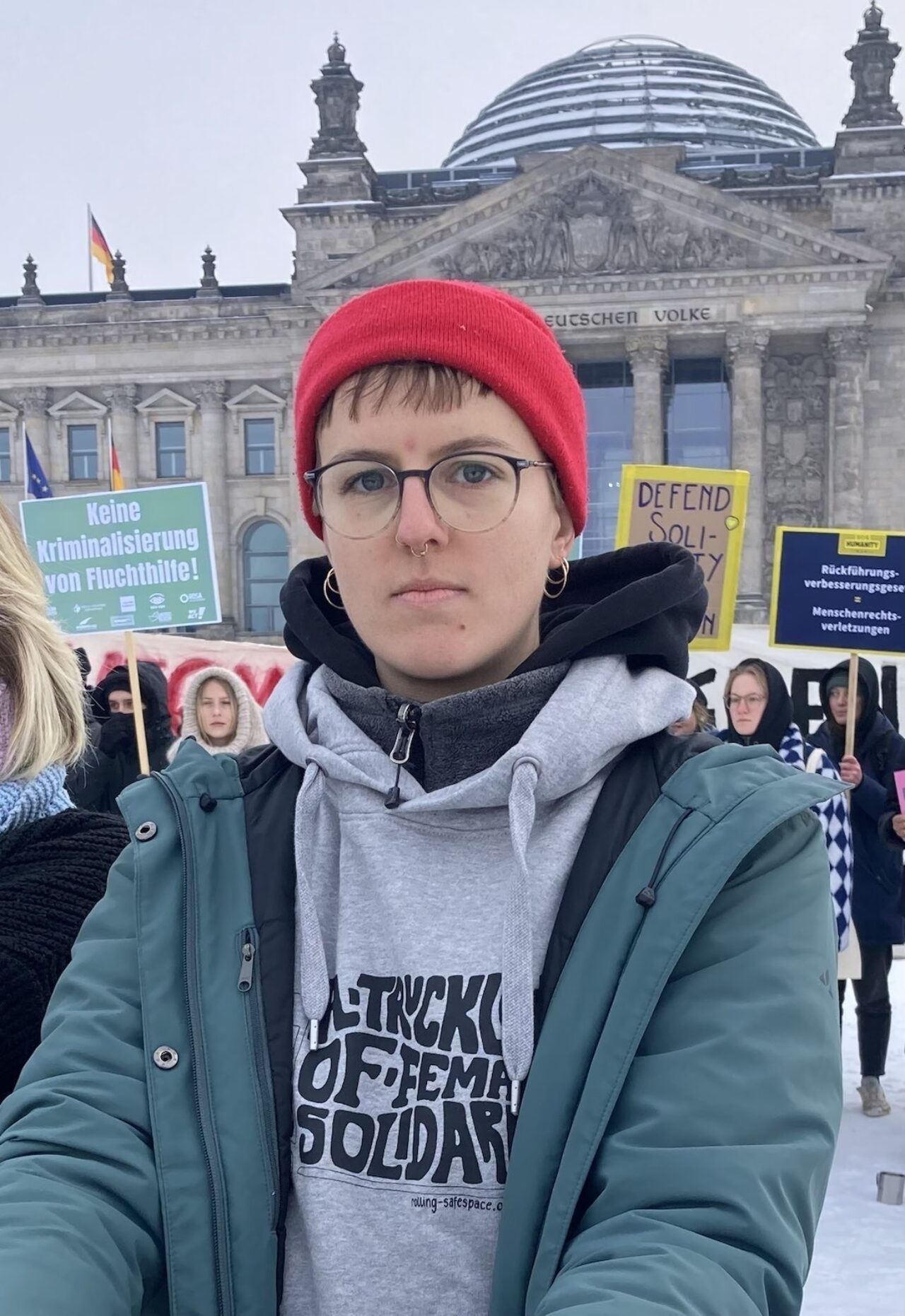 Carolin Selig von ROSA e.V. auf der Protestaktion gegen das sog. "Rückführungsverbesserungsgestz" in Berlin.