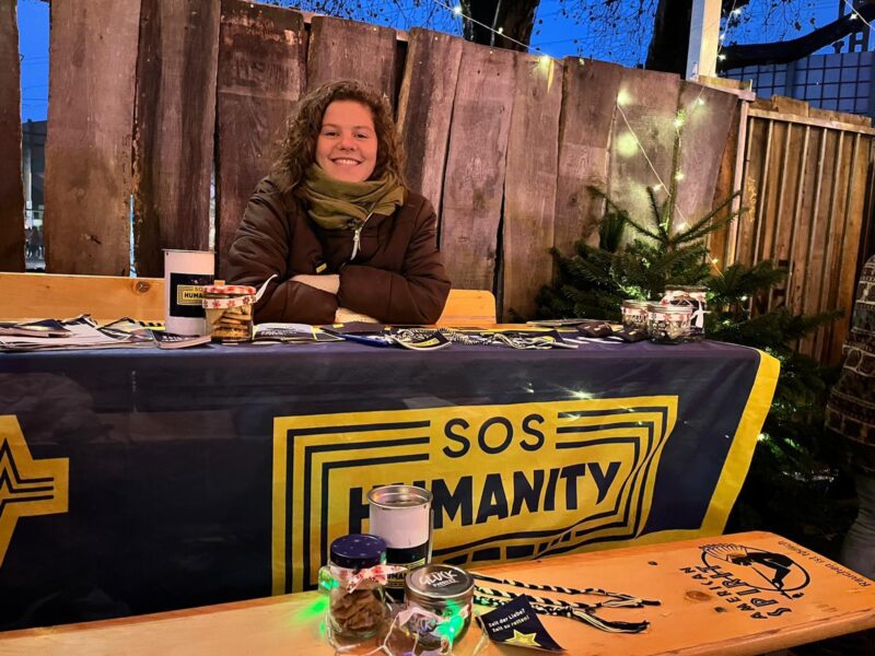 Camilla hinter dem SOS Stand auf dem Weihnachtsmarkt