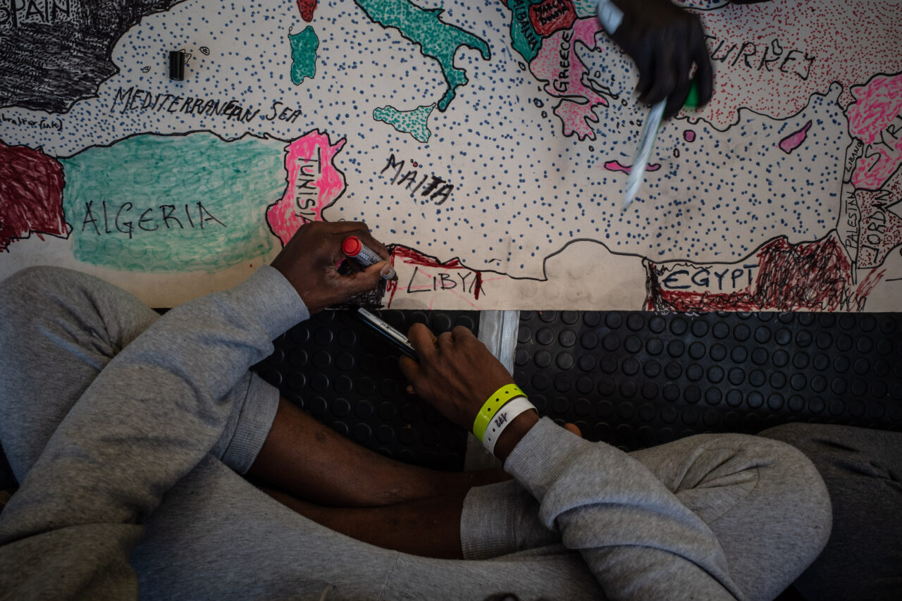 Gerettete an Bord der Humanity 1 zeichnen eine Landkarte mit den Ländern rund um das Mittelmeer
