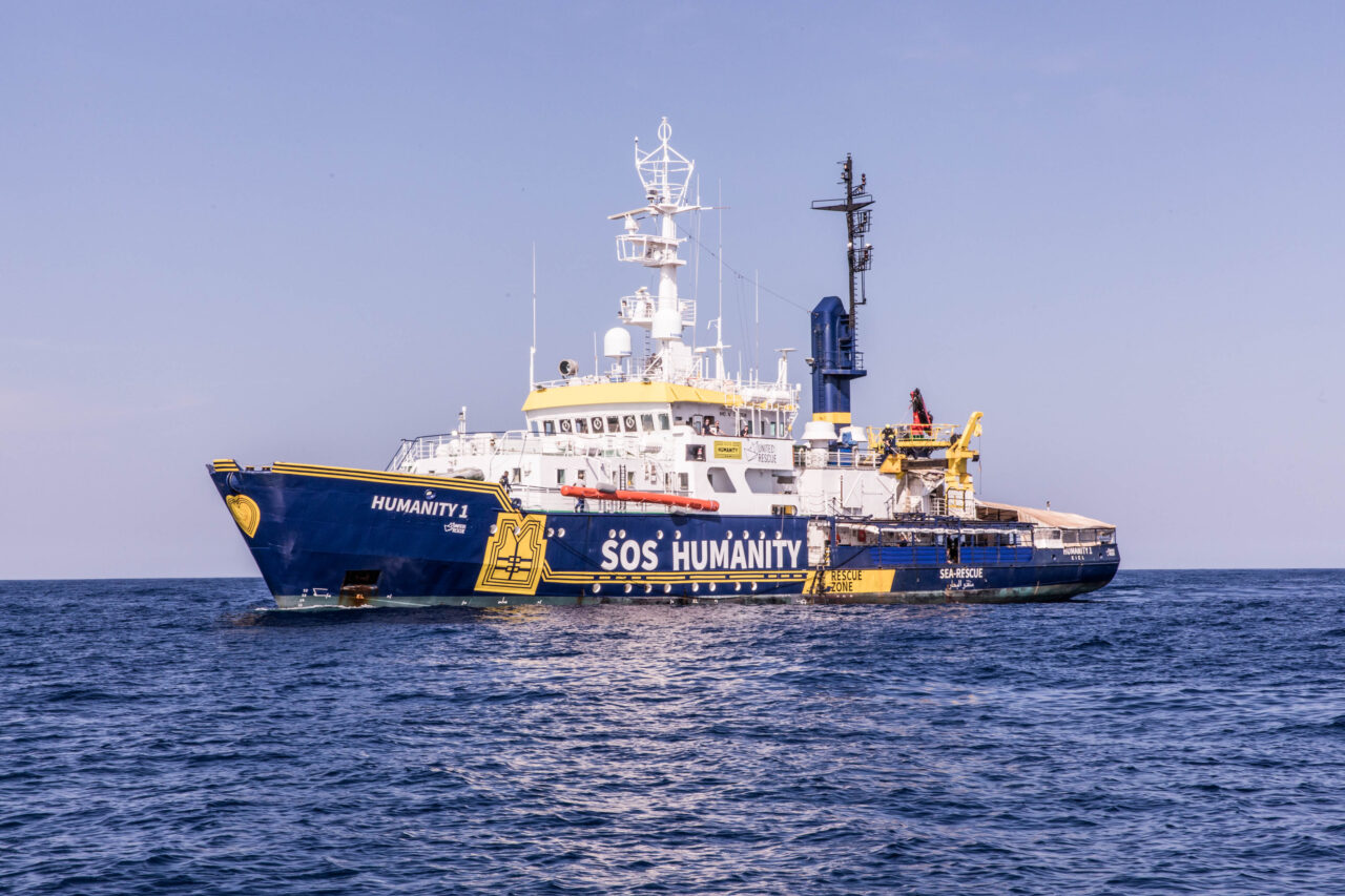 Das blau, gelb, weiße Rettungsschiff, die Humanity 1, auf dem Mittelmeer.