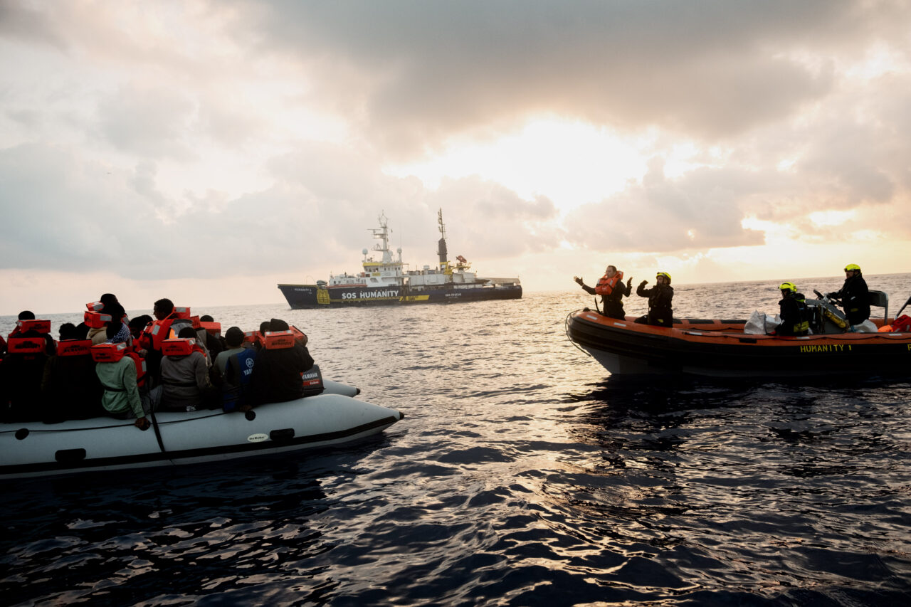 Rettungsszene mit der Humanity 1 im Hintergrund.