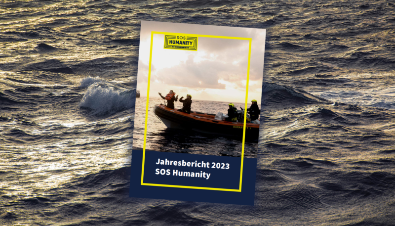 Titelseite des Jahresberichts 2023 vor Wellen im Hintergrund