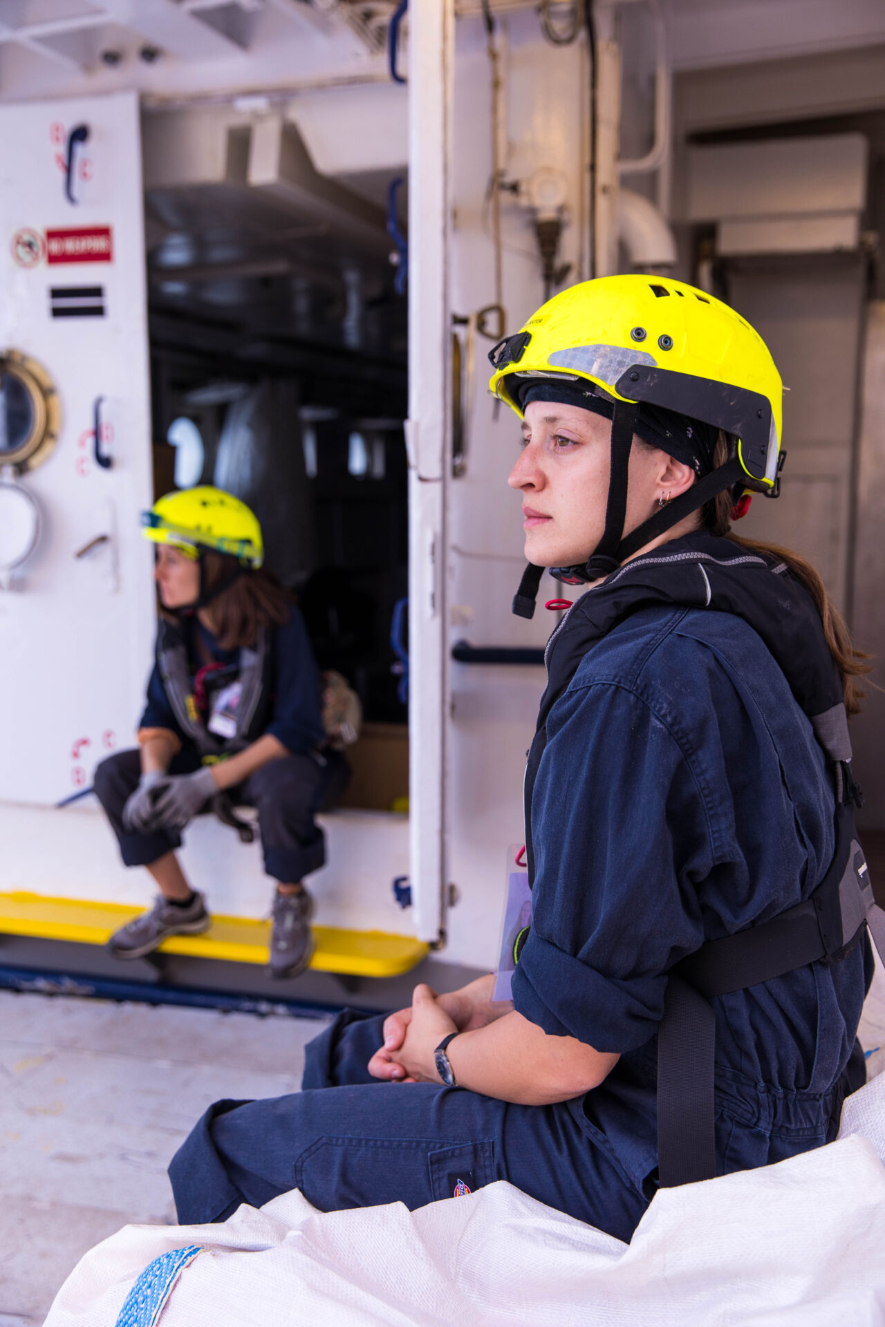 Maria, Ärztin, in Ausrüstung an Bord der Humanity 1