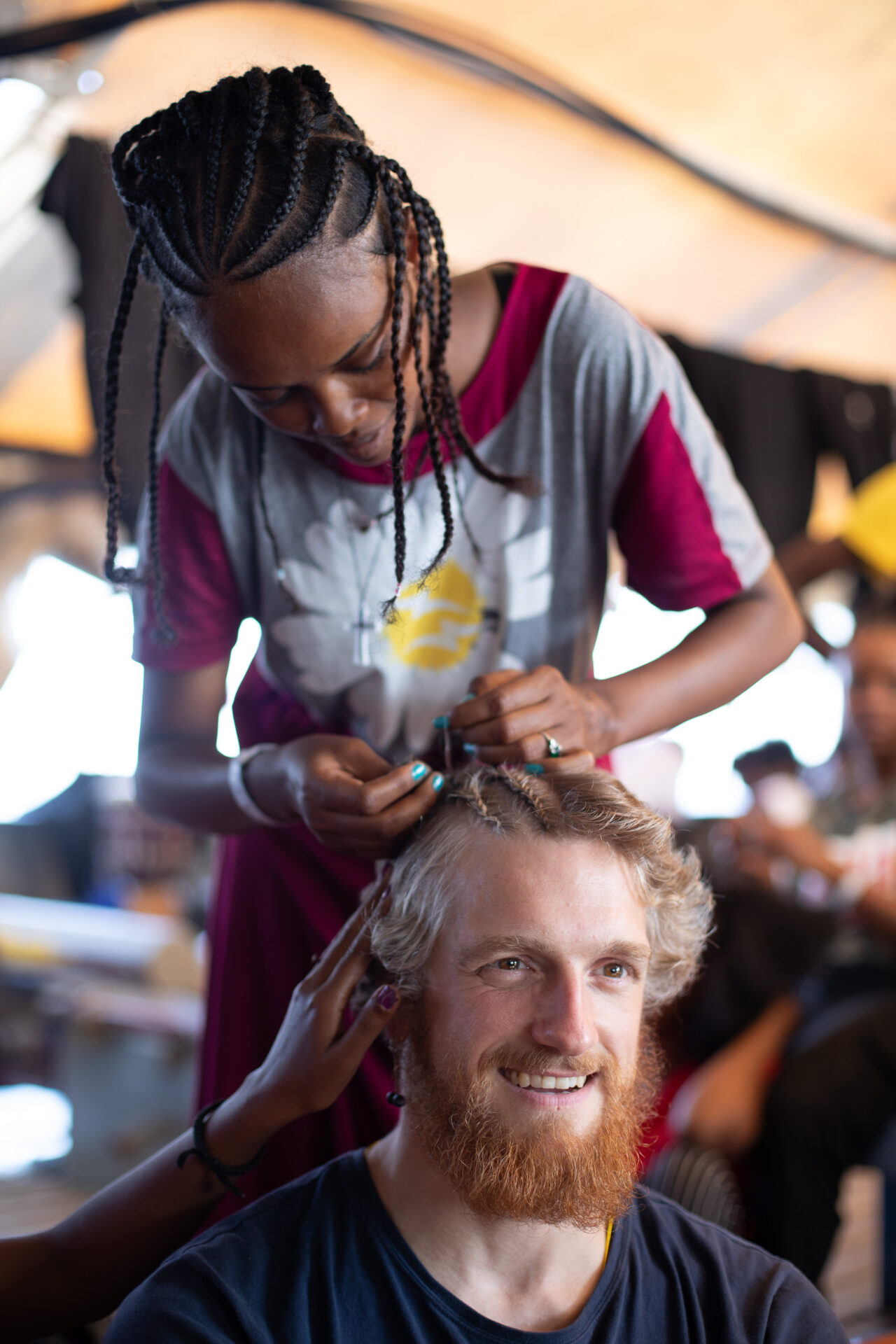 Überlebende flechten Crewmitglied die Haare an Deck der Humanity 1