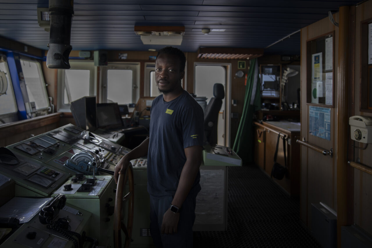 Crewmitglied in der Brücke der Humanity 1