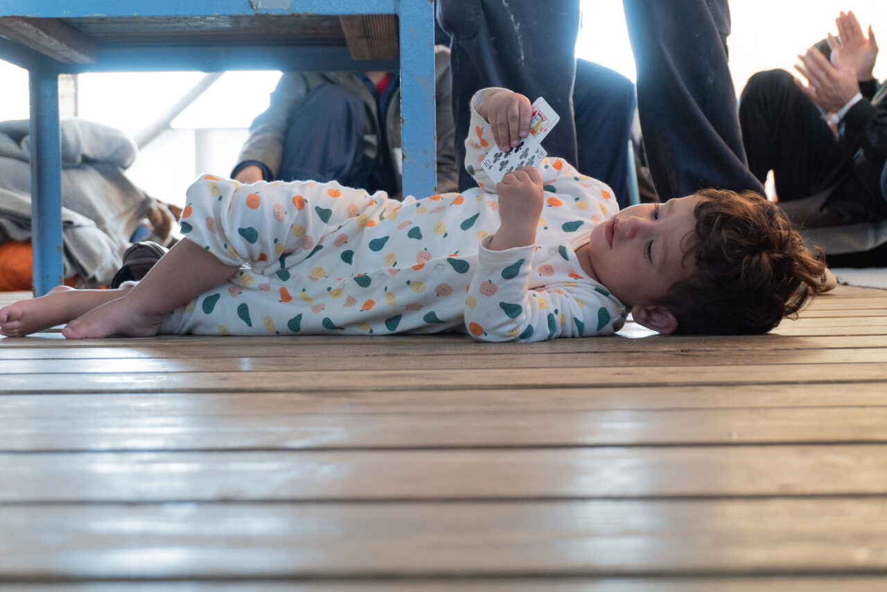 Kleinkind an Deck der Humanity 1