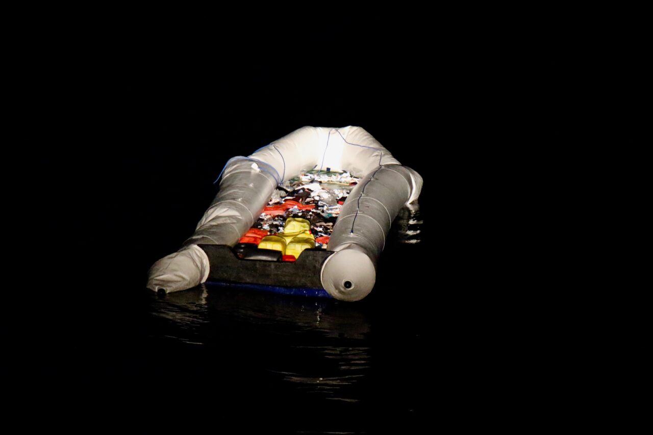leeres Schlauchboot in der Nacht
