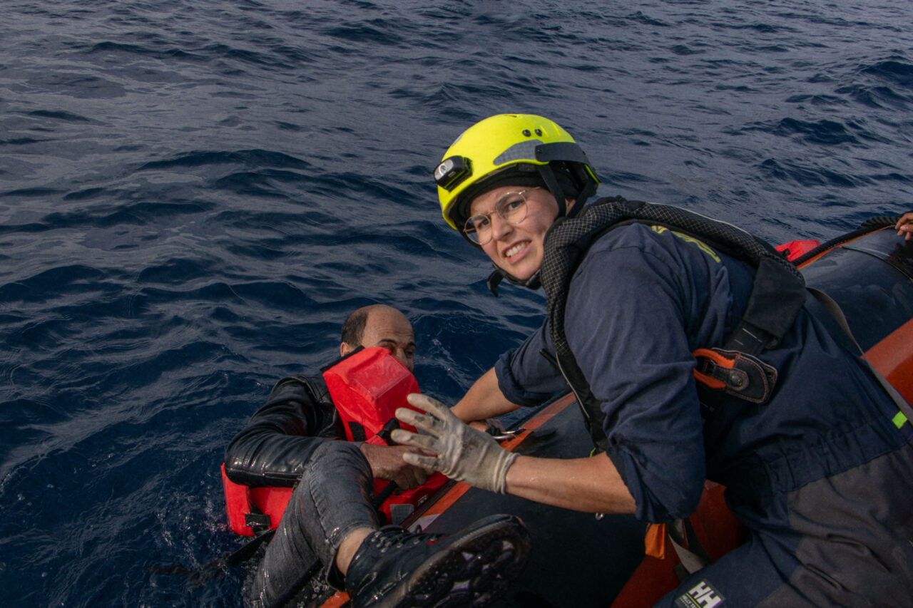 RHIB-Fahrerin hilft Mensch aus dem Wasser an Bord des Schnellboots