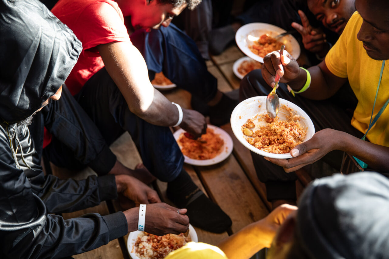 Überlebende essen gemeinsam an Bord