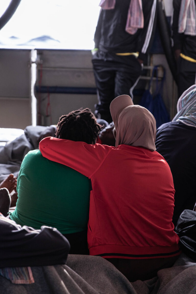 Zwei Menschen an Bord der Humanity 1, die sich umarmen.