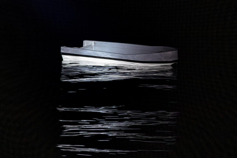 Leeres Metallboot auf dem Meer bei Nacht